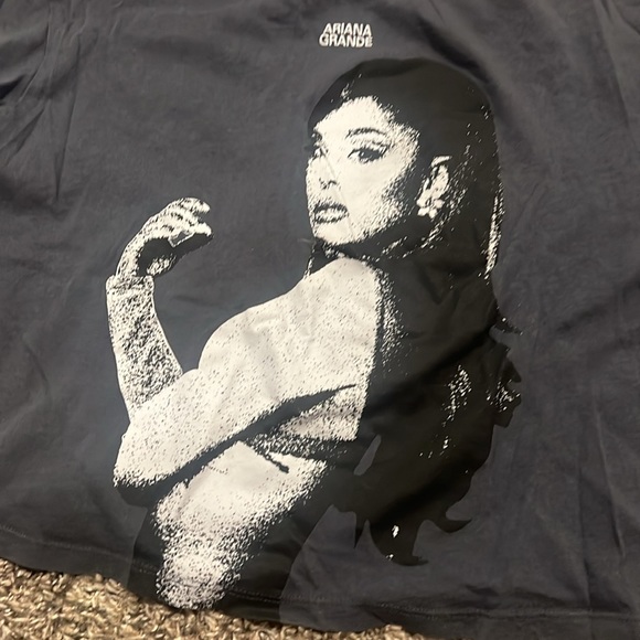 🔥 H&M tee - Picture 2 of 3